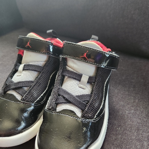 Nike Air Jordan Max Aura TD Sneakers Little kids size 8.5C Black Red - Picture 3 of 8